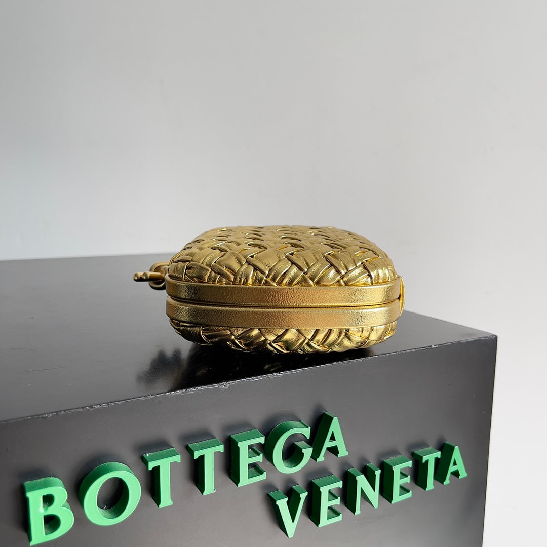 Luxury Bottega Veneta CLASSIC KNOT 20 IN GOLDEN LAMBSKIN