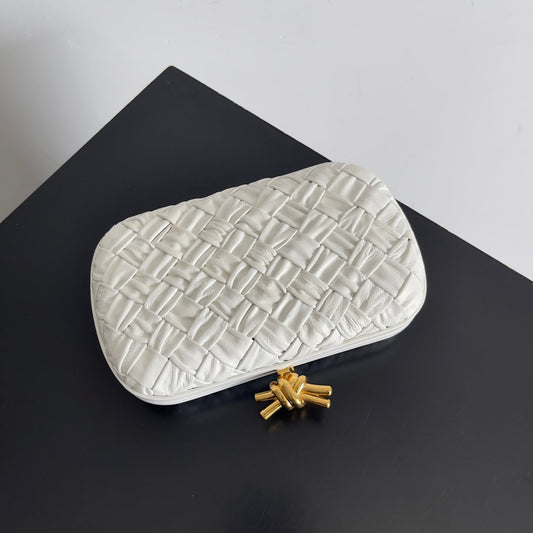 Luxury Bottega Veneta CLASSIC KNOT 20 IN WHITE LAMBSKIN