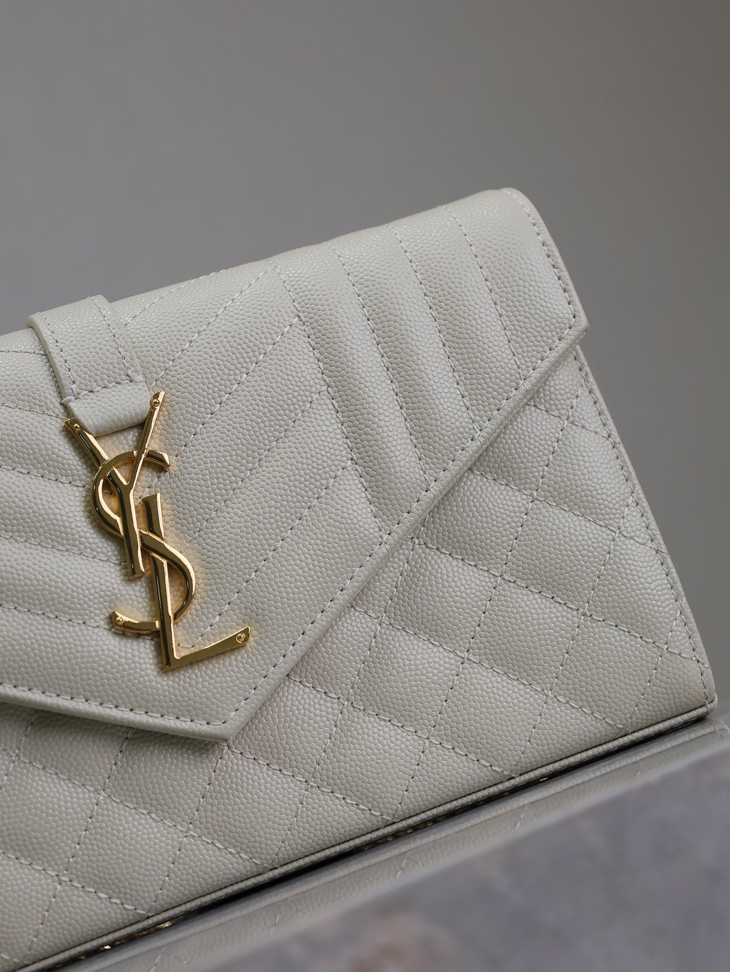 Luxury Saint Laurent ENVELOPE CHAIN BAG 22 IN WHITE LAMBSKIN GOLD HARDWARE