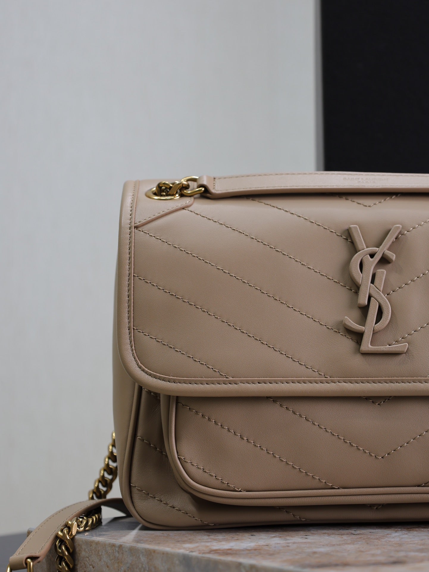 Luxury Saint Laurent NIKI MEDIUM 28 IN LIGHT BROWN LAMBSKIN GOLD CHAIN