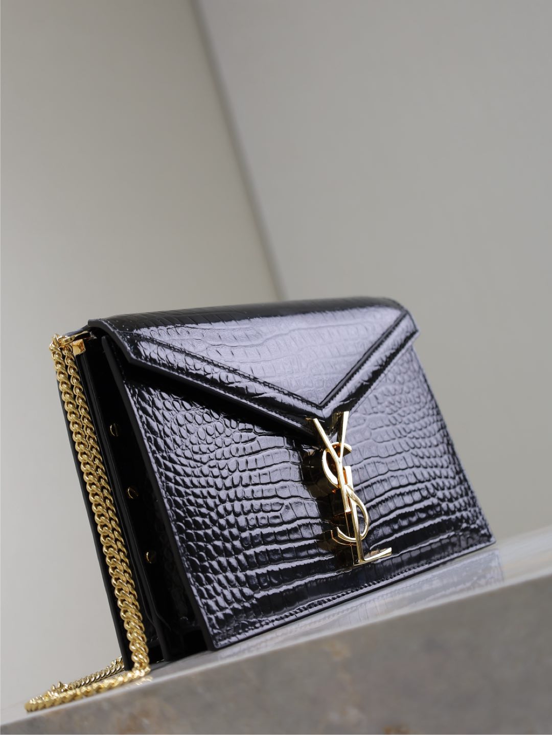 Luxury Saint Laurent CASSANDRA CHAIN BAG 22 IN BLACK CROCODILE PATTERN CALFSKIN GOLD HARDWARE