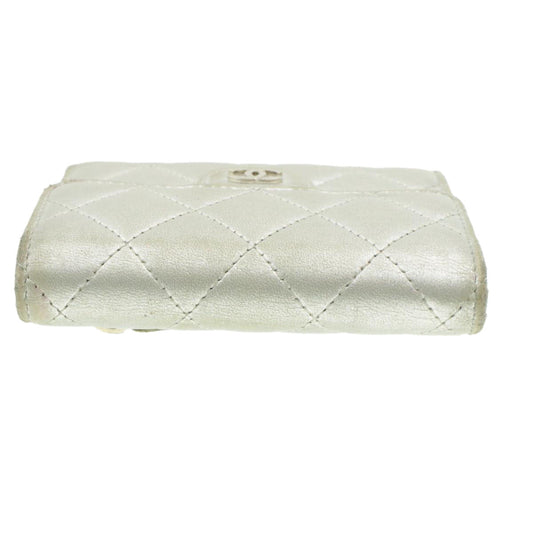 Luxury Chanel Matelasse Bifold Wallet Silver CC cr620