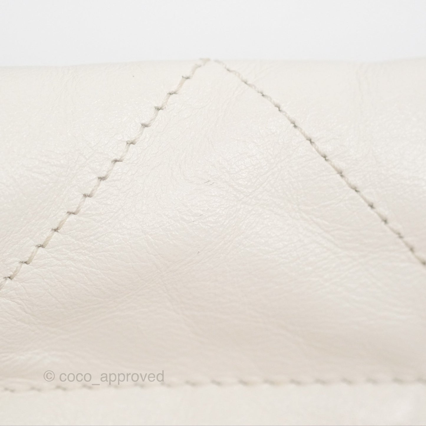 Chanel 22 Medium White Shiny Calfskin Aged Gold Hardware