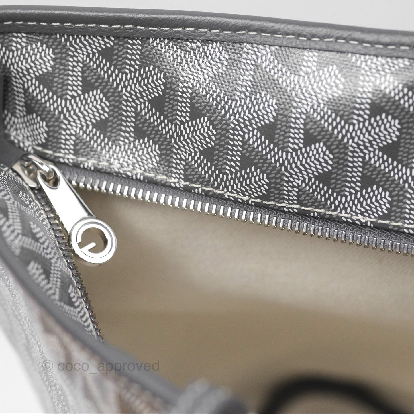Goyard St Artois Tote MM ⁣⁣⁣⁣⁣⁣⁣⁣⁣⁣⁣⁣⁣⁣⁣⁣⁣⁣⁣⁣Grey Canvas