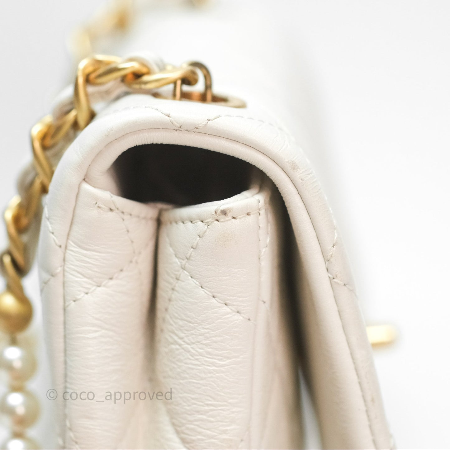 Chanel Quilted Pearl Flap Bag White Shiny Crumpled Calfskin Aged Gold Hardware 22C