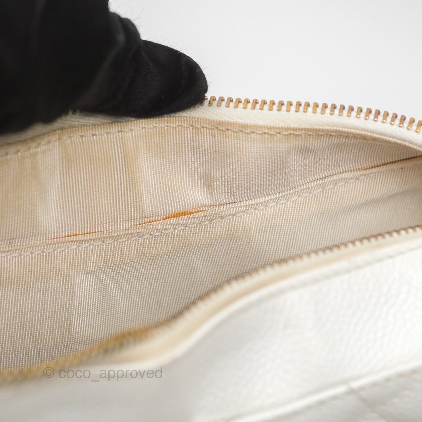 Chanel Vintage CC Quilted Shoulder Bag White Caviar Gold Hardware