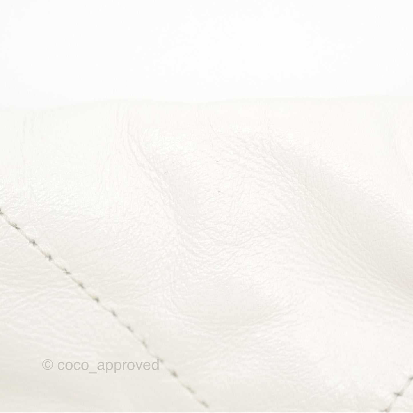 Chanel 22 Medium White Shiny Calfskin Aged Gold Hardware