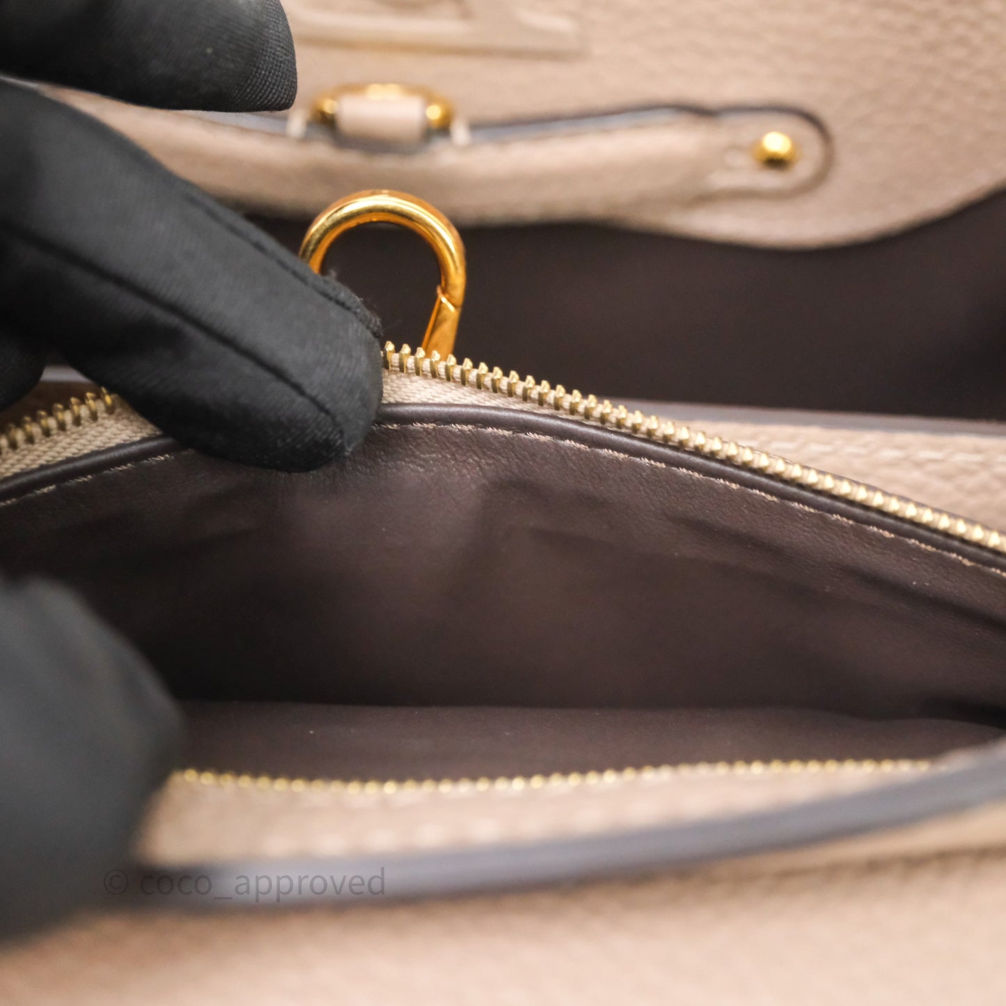 Louis Vuitton Taurillon Capucines BB Galet