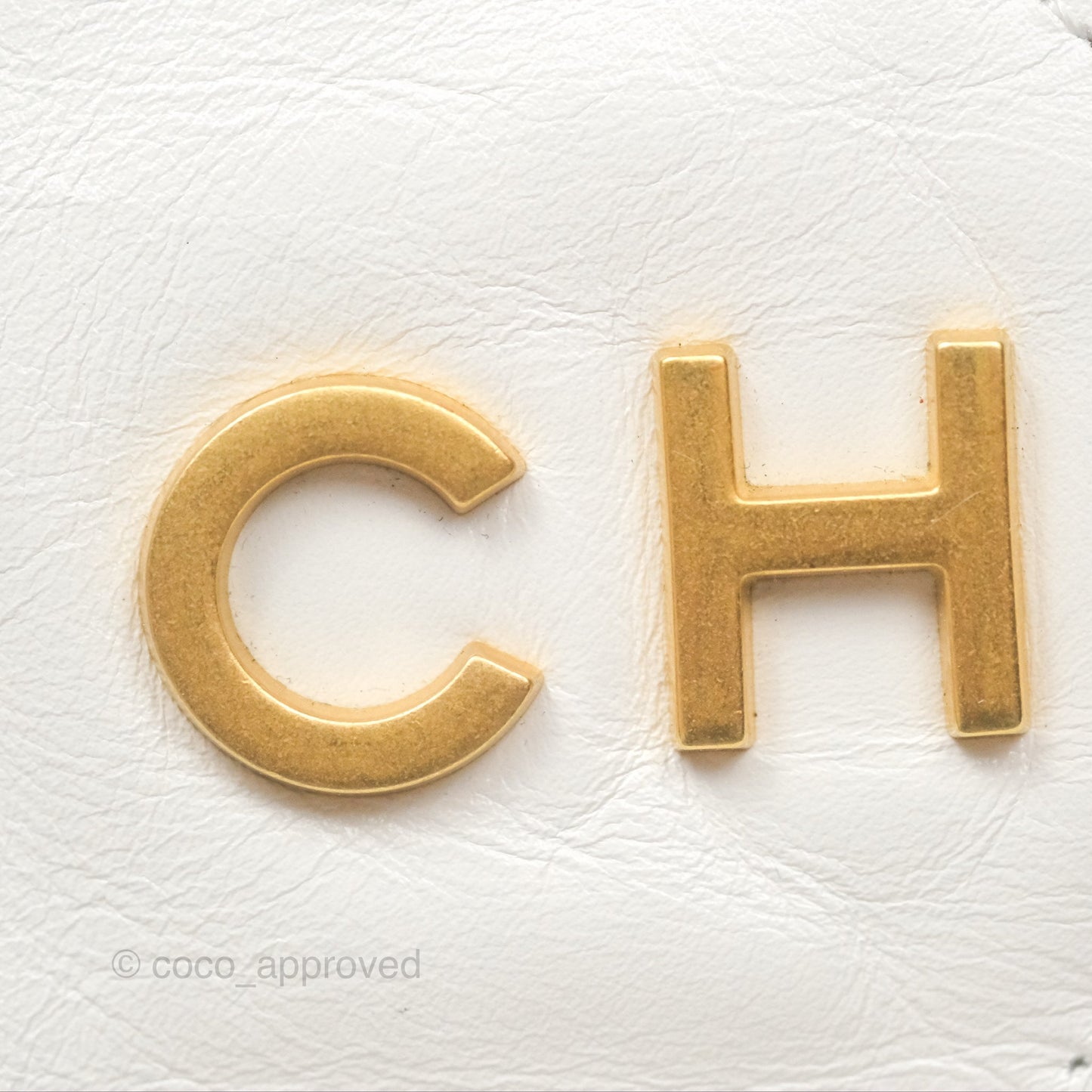 Chanel 22 Medium White Shiny Calfskin Aged Gold Hardware