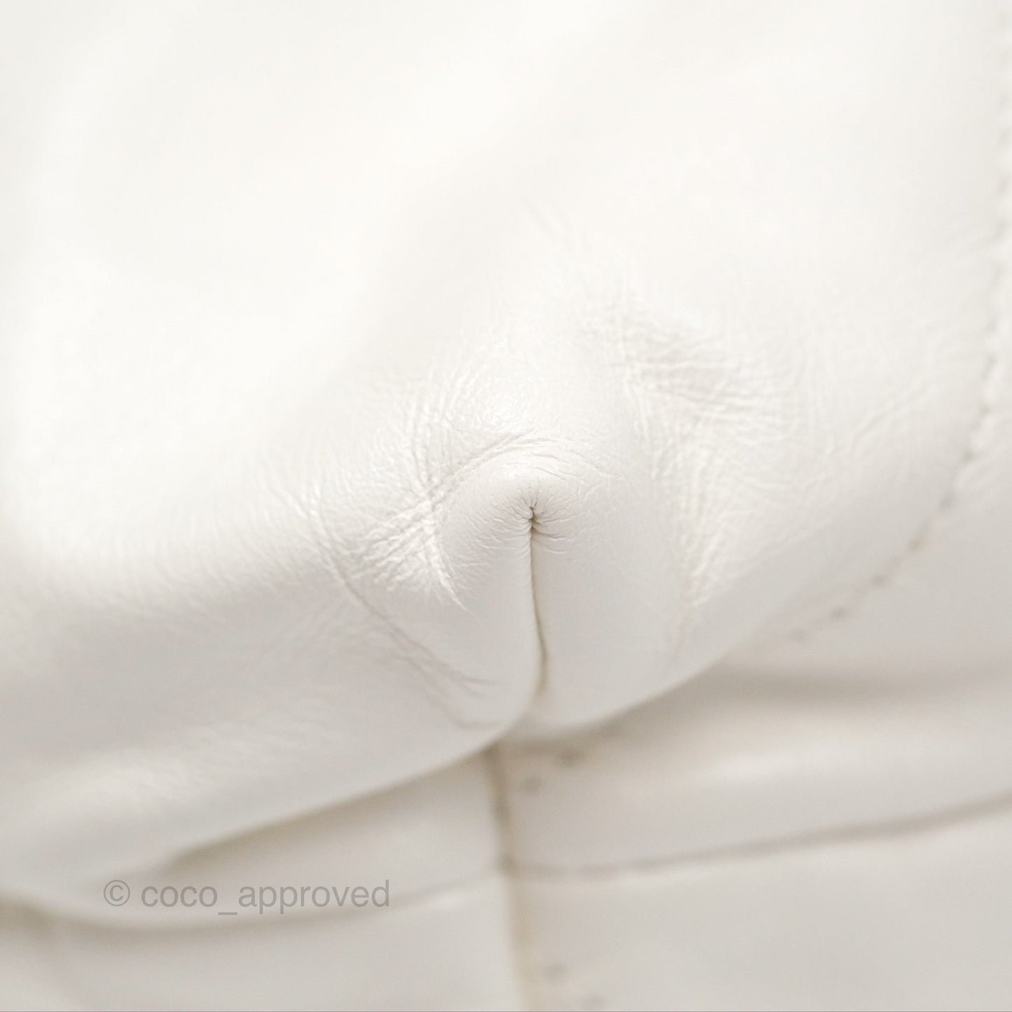 Chanel 22 Medium White Shiny Calfskin Aged Gold Hardware