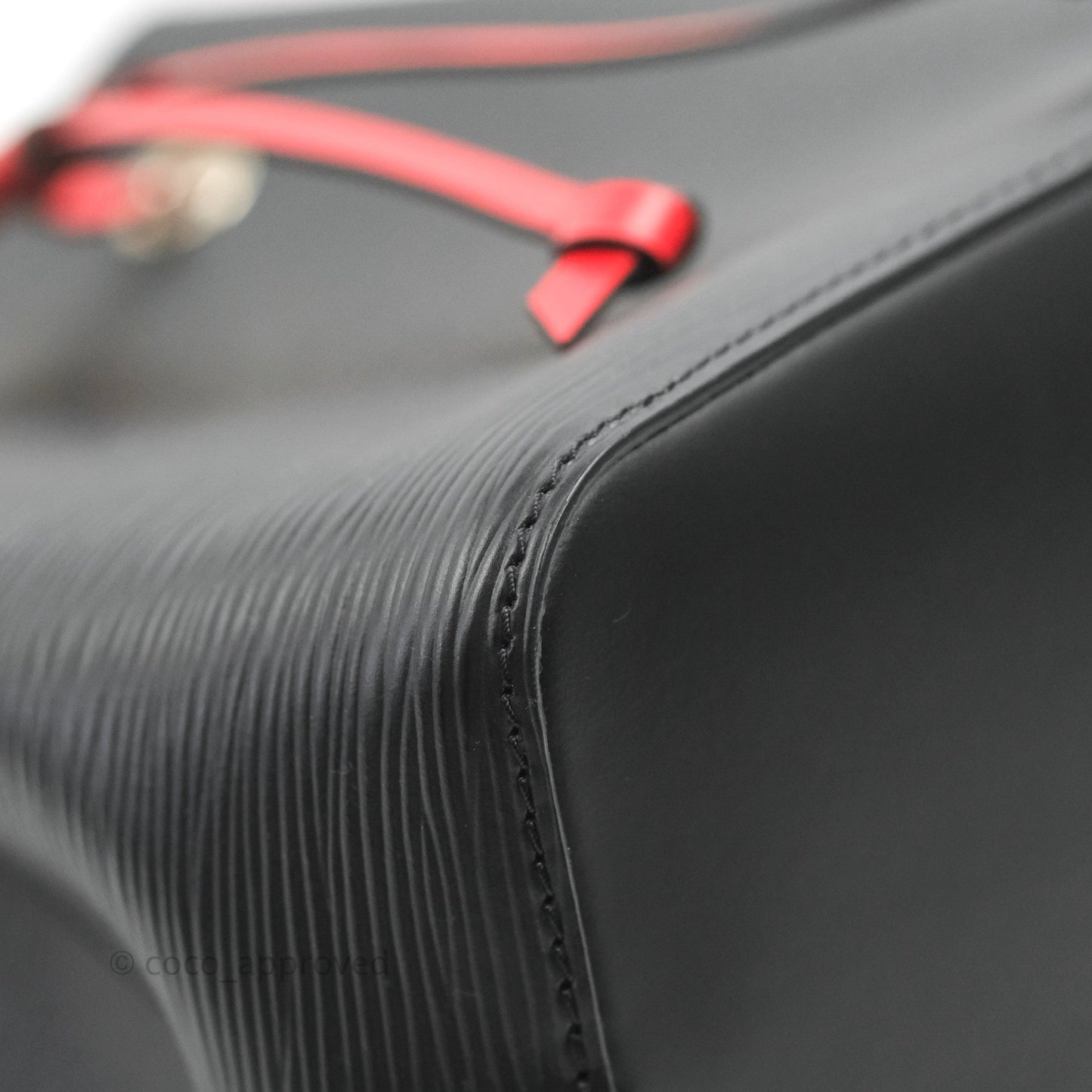Louis Vuitton Neonoe BB Black Safran Epi Leather⁣