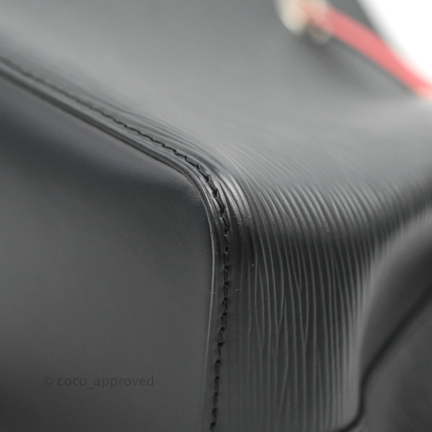 Louis Vuitton Neonoe BB Black Safran Epi Leather⁣
