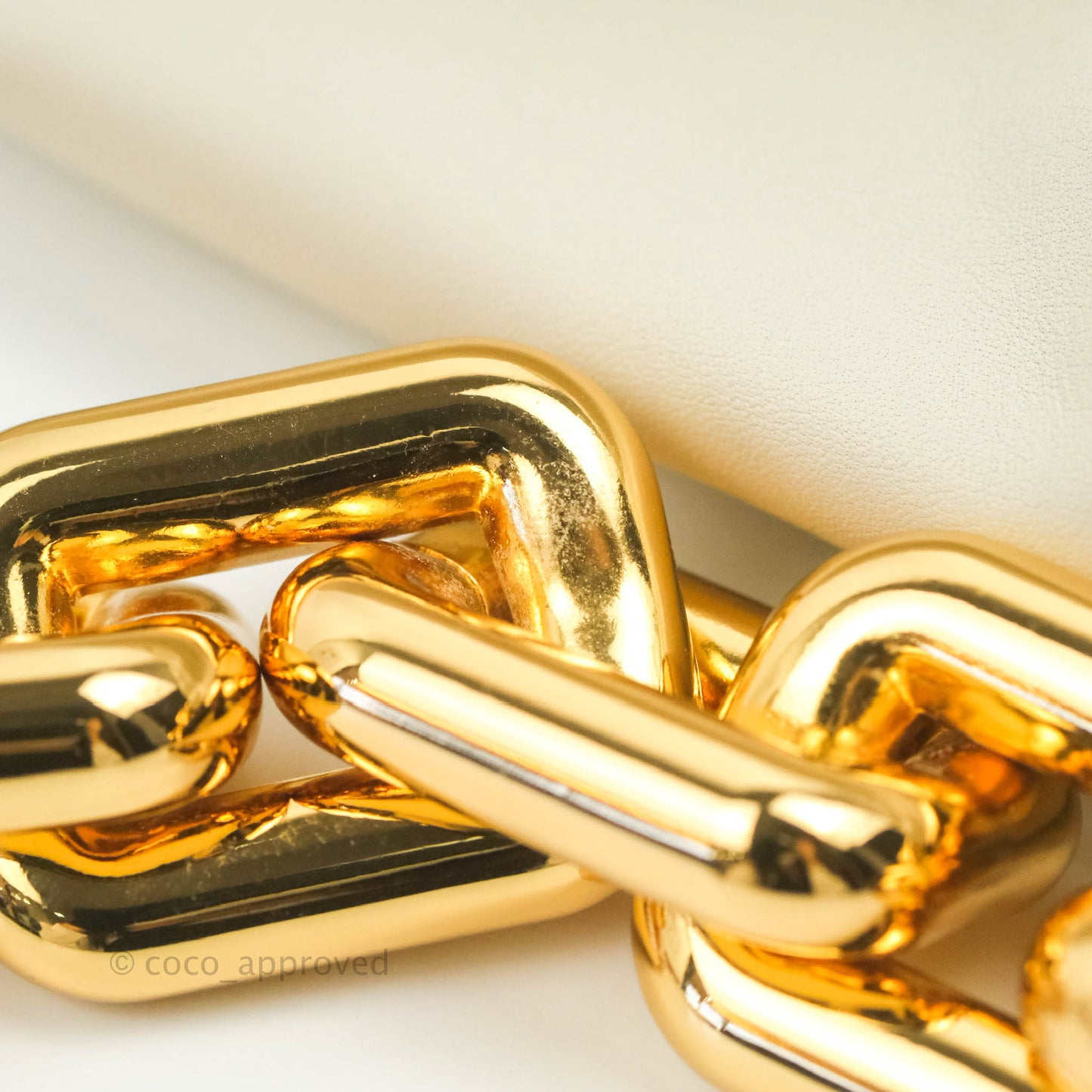 Bottega Veneta Chain Pouch in Plaster Calfskin