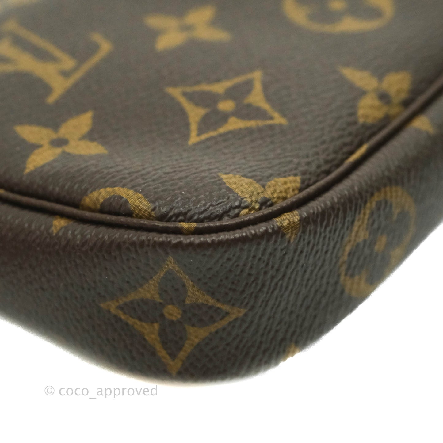 Louis Vuitton Mini Pochette Accessories⁣ Monogram Christmas London Edition 2021