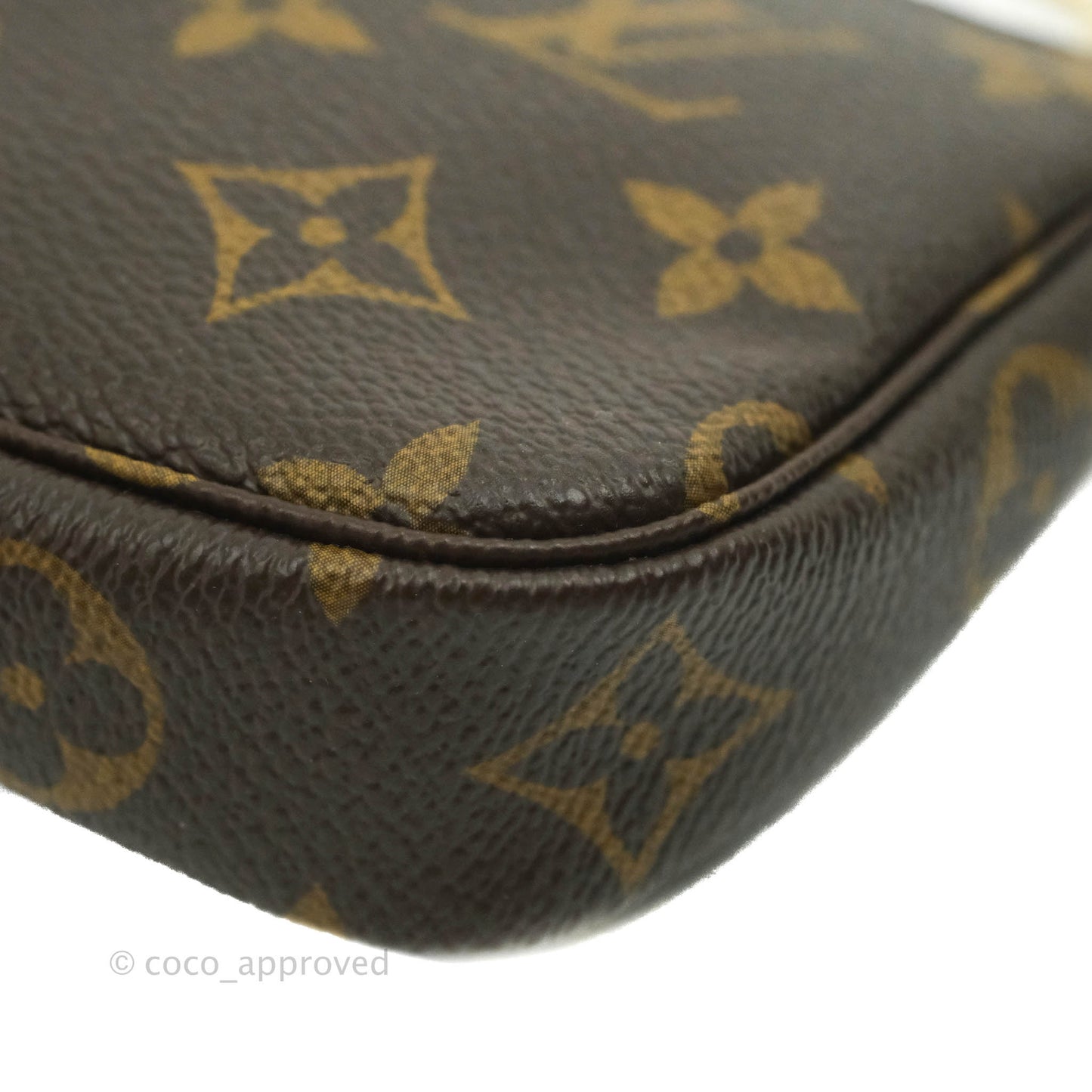 Louis Vuitton Mini Pochette Accessories⁣ Monogram Christmas London Edition 2021