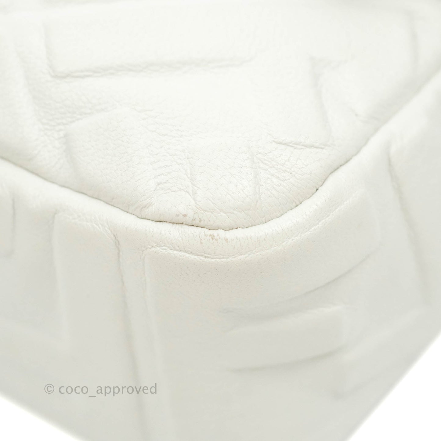 Fendi Medium Baguette Bag White Calfskin Gold Hardware