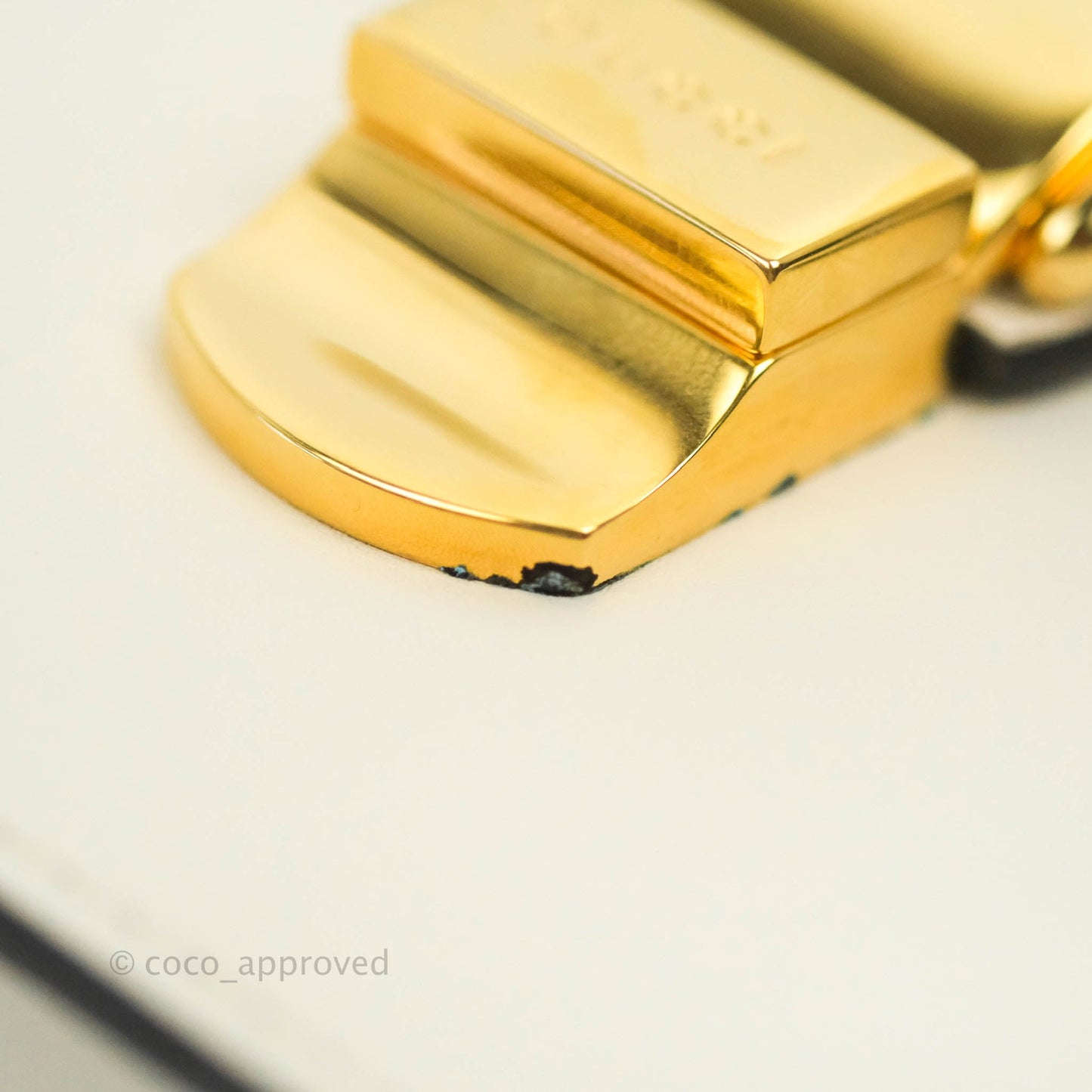Gucci Mini Sylvie Top Handle White Calfskin Shoulder Bag⁣ ⁣⁣⁣⁣⁣⁣⁣⁣⁣⁣⁣⁣⁣⁣⁣⁣With Strap