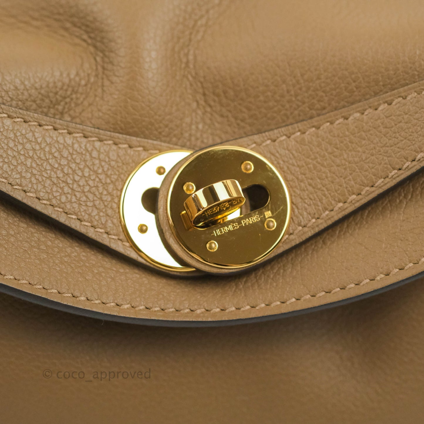 Hermès Lindy 26 Evercolor Beige De Weimar Gold Hardware with Twilly