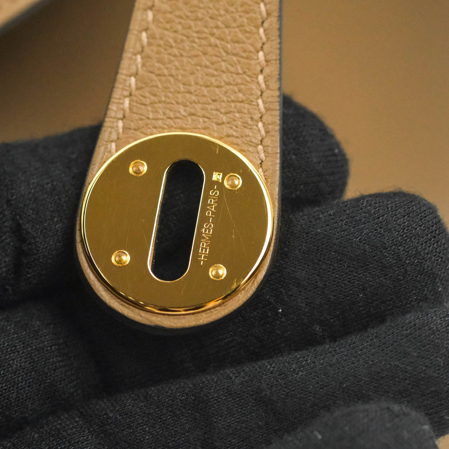 Hermès Lindy 26 Evercolor Beige De Weimar Gold Hardware with Twilly