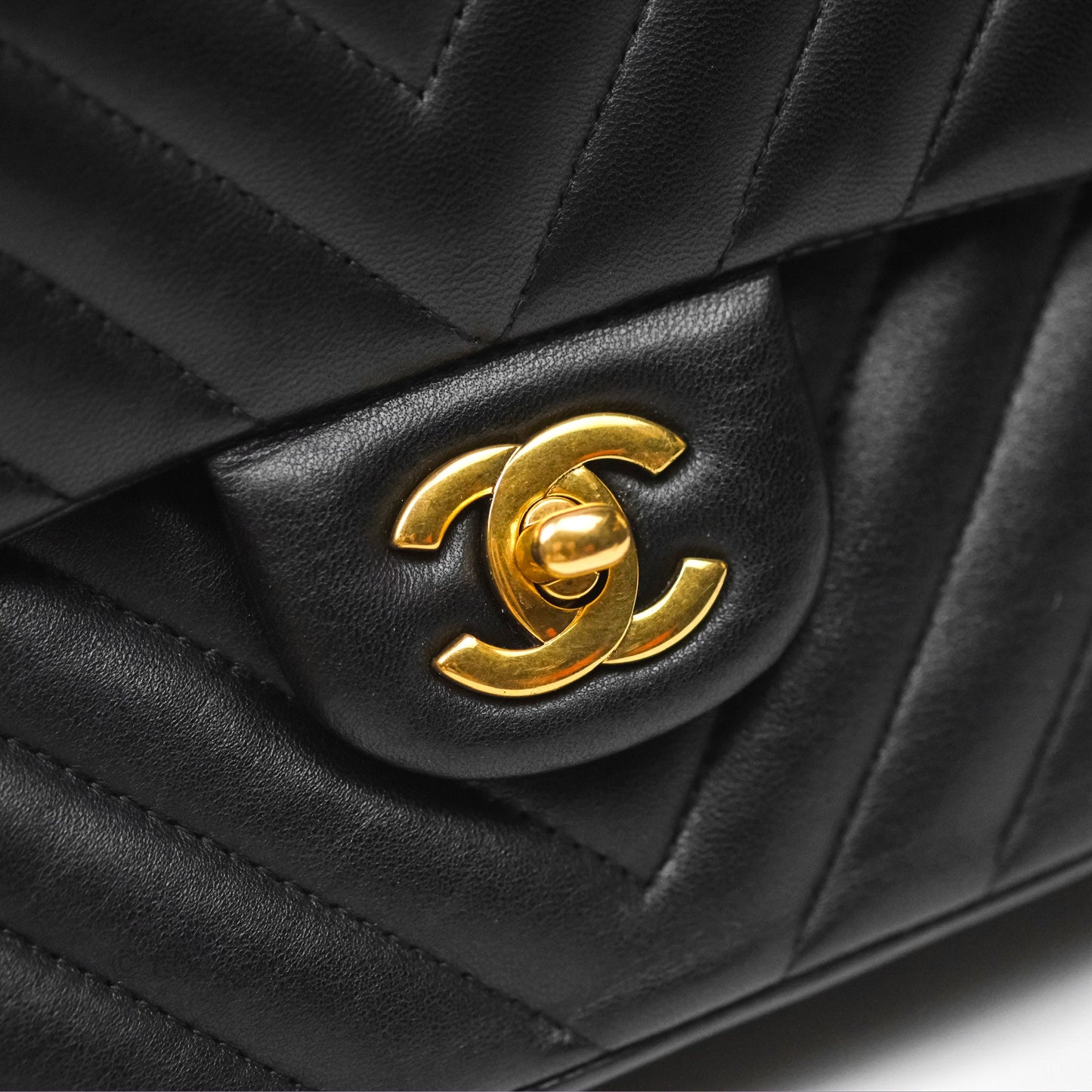 Chanel Classic M/L Medium Flap Chevron Black Lambskin Gold Hardware