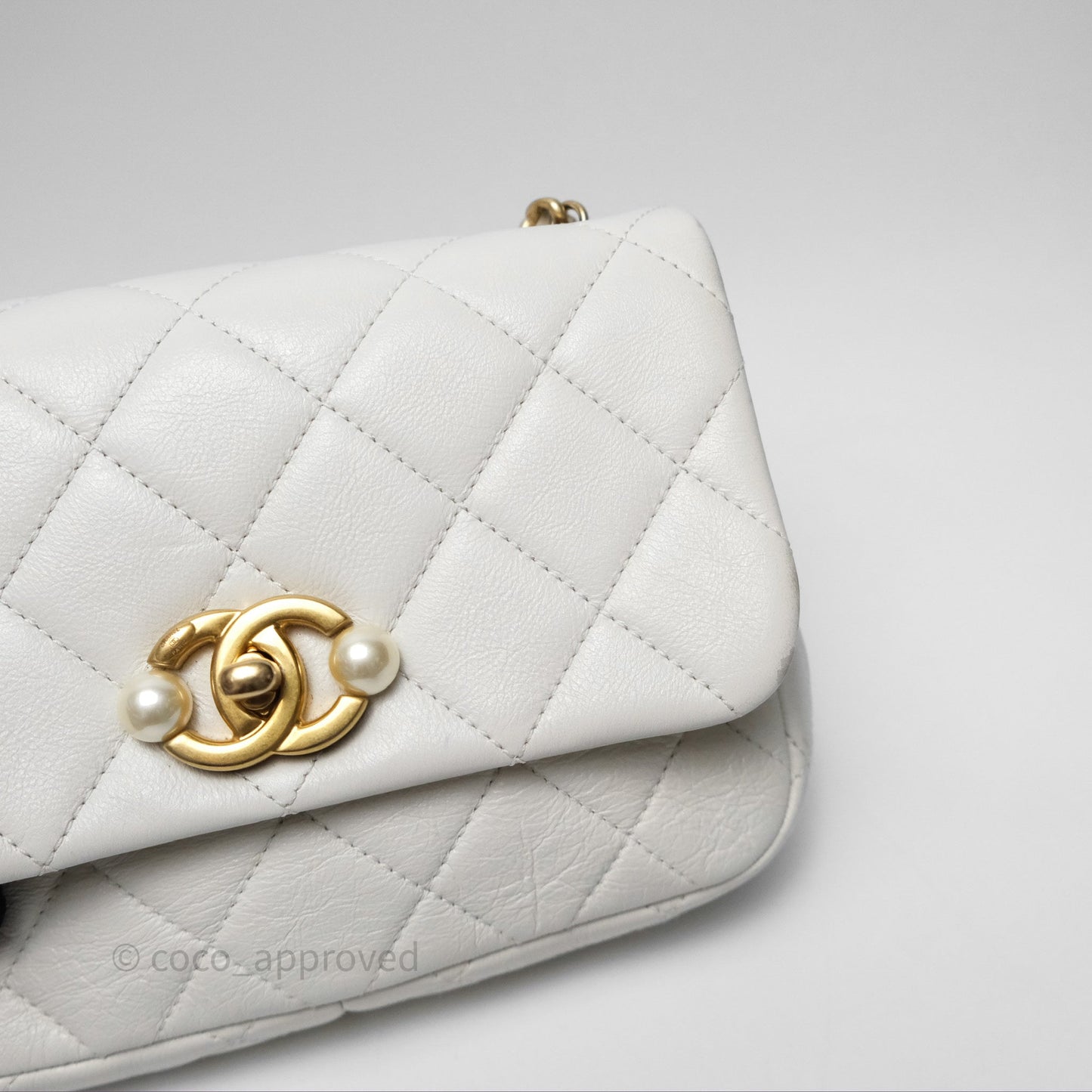 Chanel Quilted Pearl Flap Bag White Shiny Crumpled Calfskin Aged Gold Hardware 22C