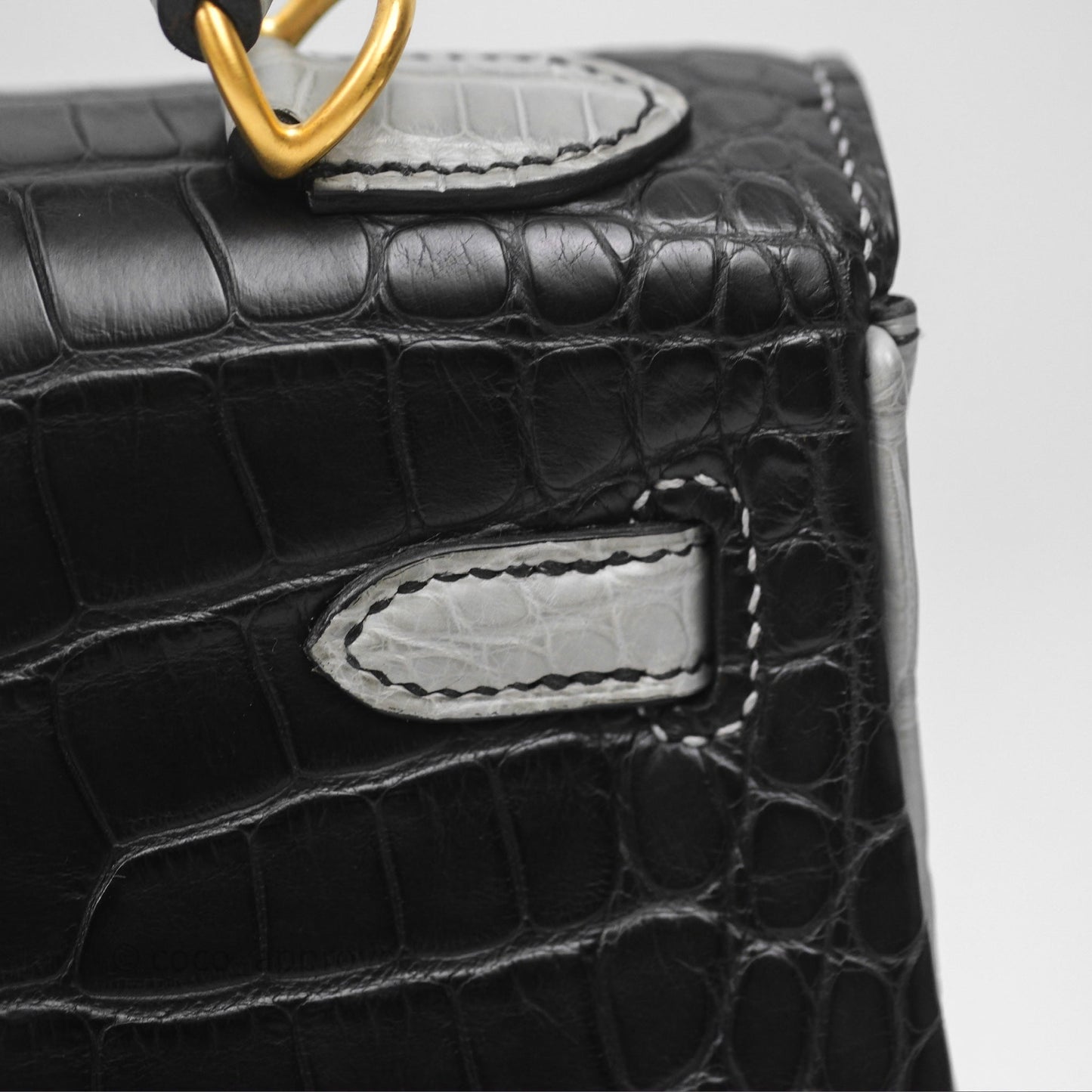 Hermès Retourne Kelly 25 Alligator Perso Noir 89 / Gris Mouette 4Z Brushed Gold Hardware