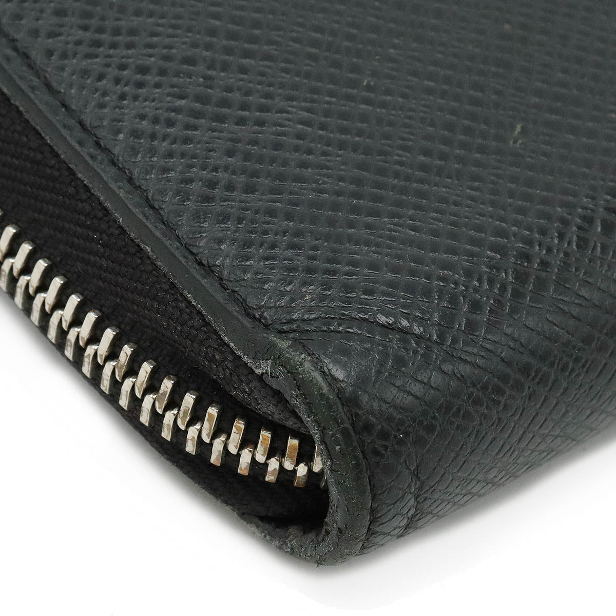 Louis Vuitton Taiga Zippy Organizer Travel Case Wallet