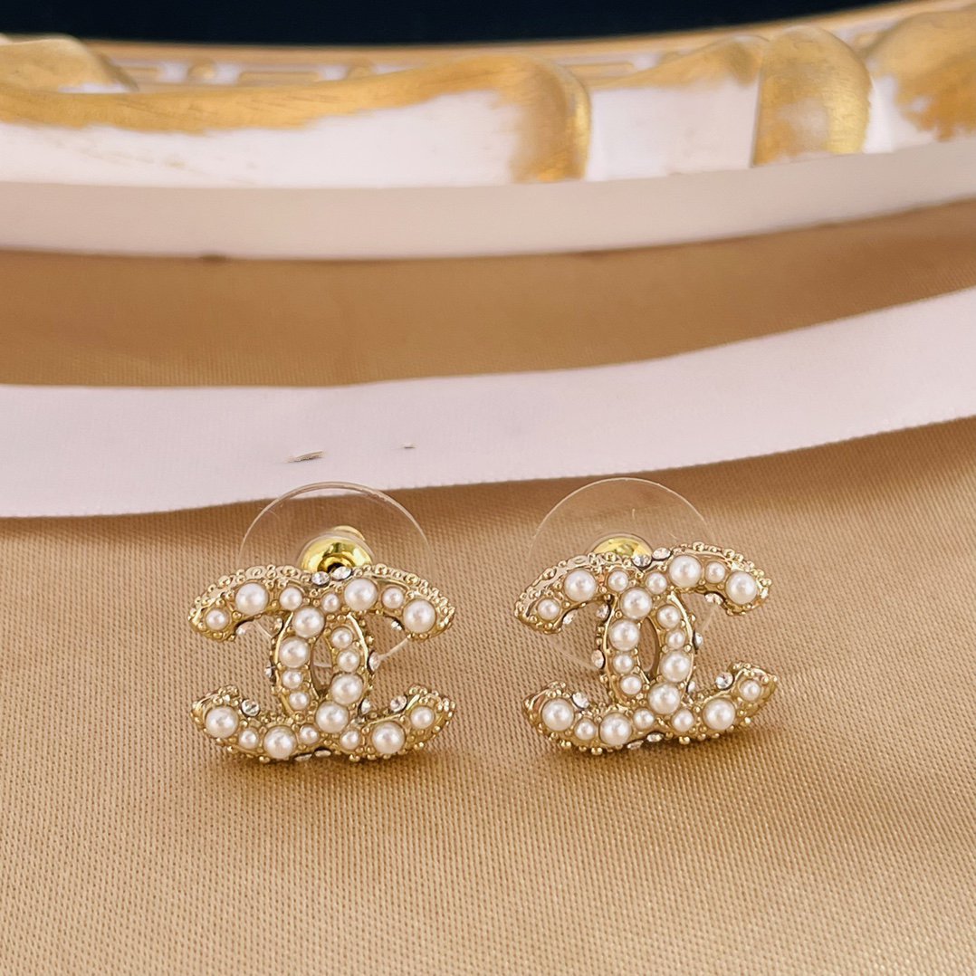 Luxury Chanel DOUBLE C MOP GOLD STUD EARRINGS