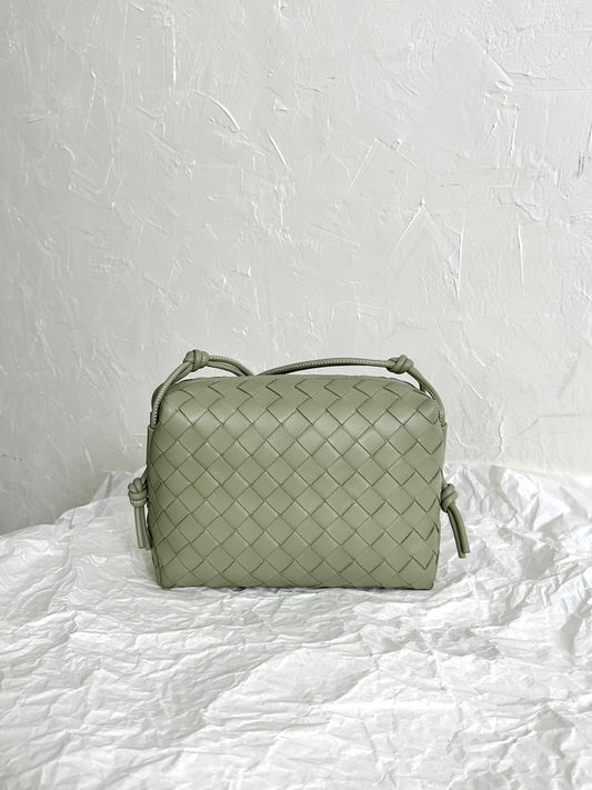 Luxury Bottega Veneta BV LOOP SMALL 23CM KHAKI CALFSKIN