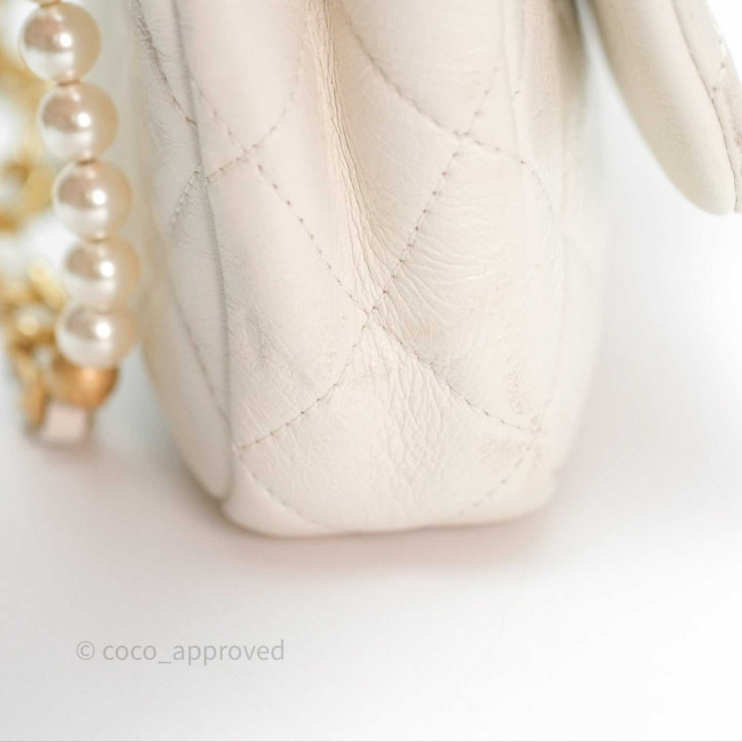 Chanel Quilted Pearl Flap Bag White Shiny Crumpled Calfskin Aged Gold Hardware 22C