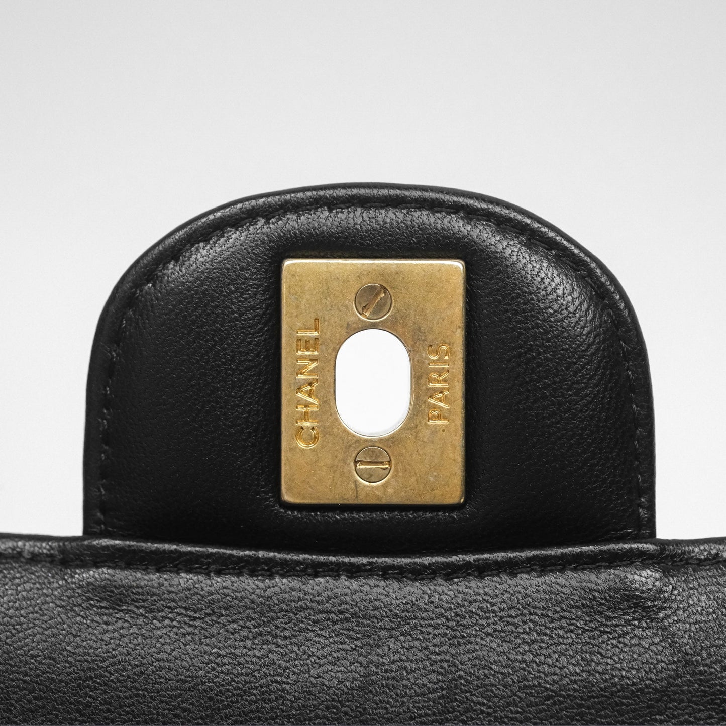 Chanel Classic M/L Medium Flap Chevron Black Lambskin Aged Gold Hardware