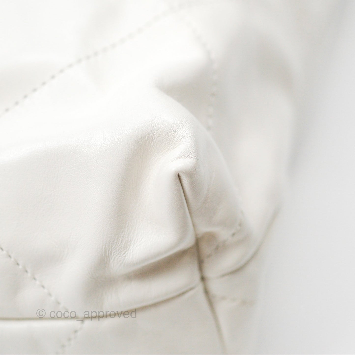 Chanel 22 Medium White Shiny Calfskin Aged Gold Hardware