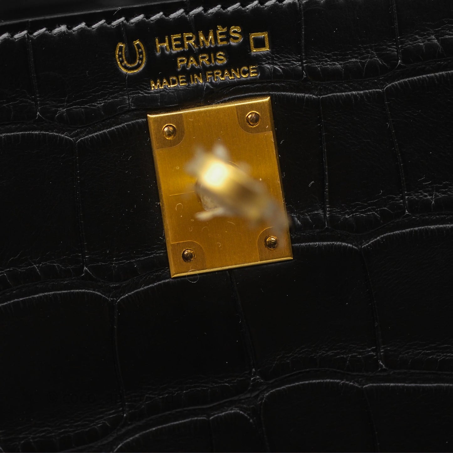 Hermès Retourne Kelly 25 Alligator Perso Noir 89 / Gris Mouette 4Z Brushed Gold Hardware