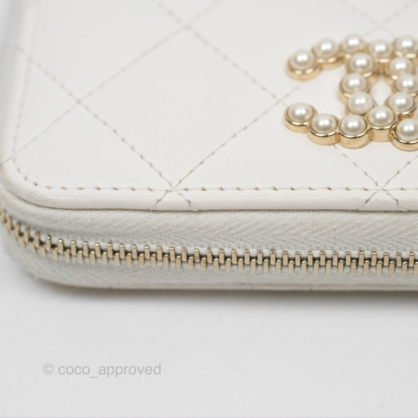 Chanel Pearl CC Zipped Coin Purse White Lambskin Gold Hardware