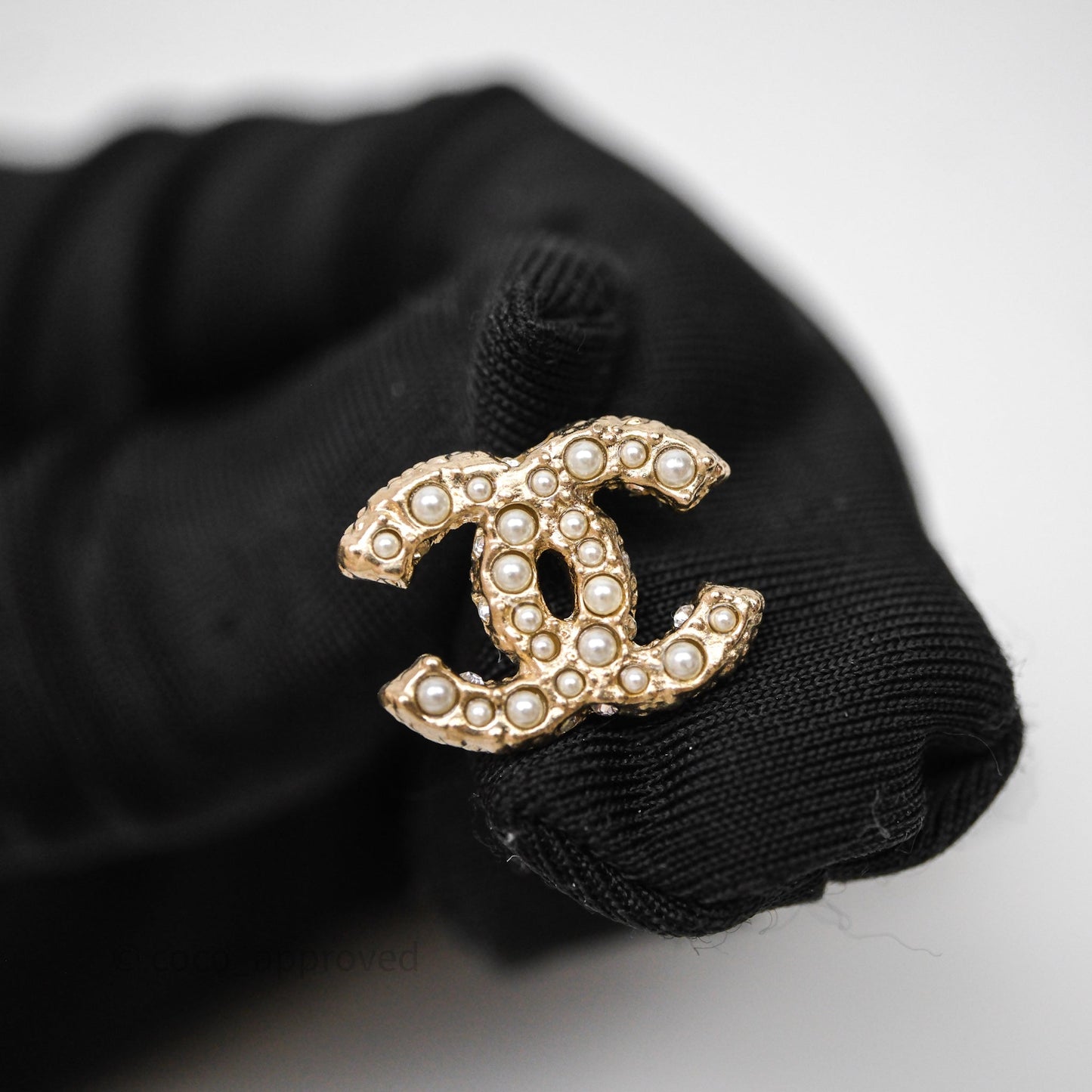 Chanel CC Pearl Earrings Gold Tone 24V