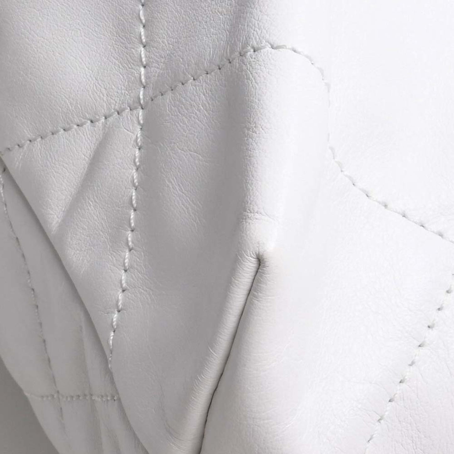 Luxury Chanel Leather Quilted  22 Chain Shoulder Bag White Ladies