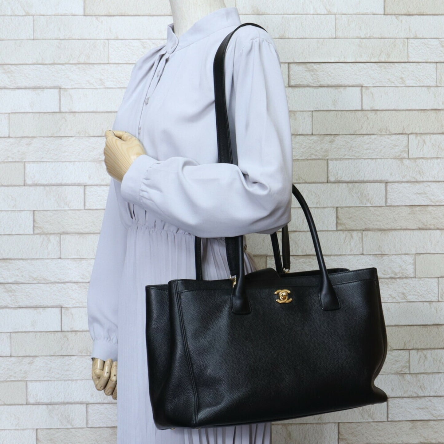 Luxury Chanel executive shoulder bag leather black ladies