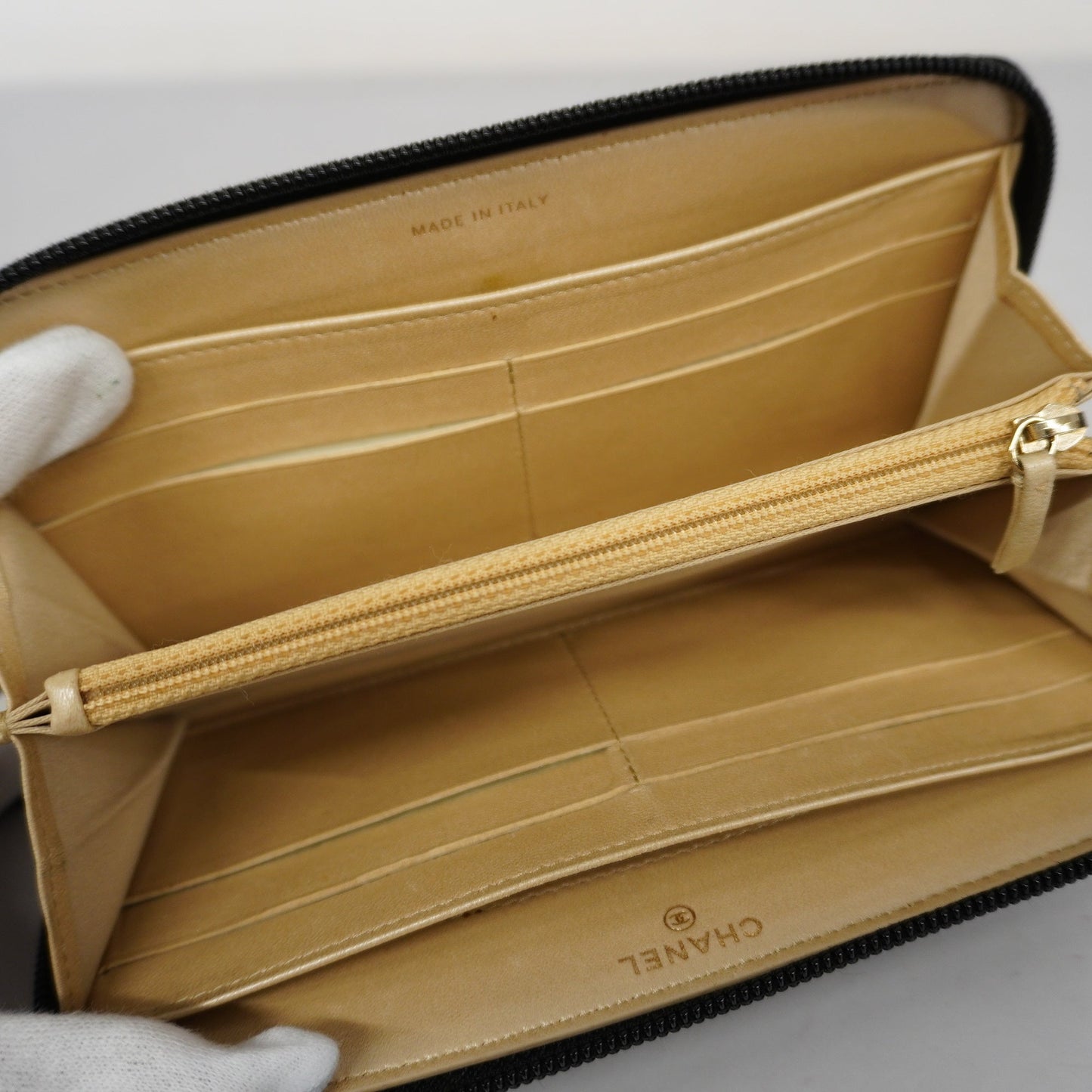 Luxury Chanel  Camellia Long Wallet [bi-fold] Gold Hardware Women's Lambskin Black