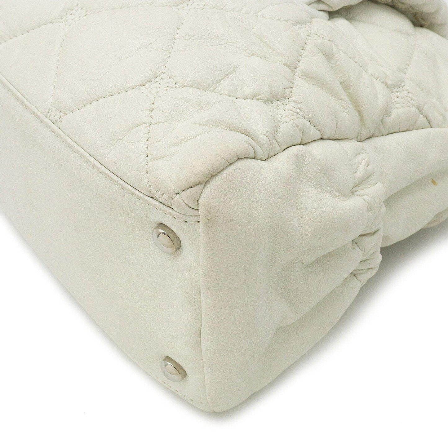 Luxury Chanel here mark handbag leather white