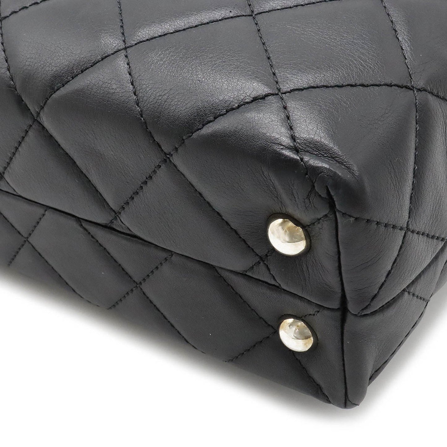 Luxury Chanel matelasse here mark chain tote bag shoulder leather black