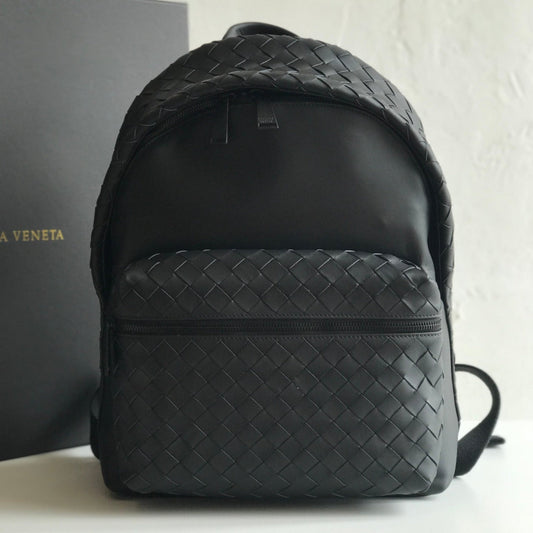 Luxury Bottega Veneta SMALL INTRECCIATO 41 BACKPACK IN BLACK CALFSKIN