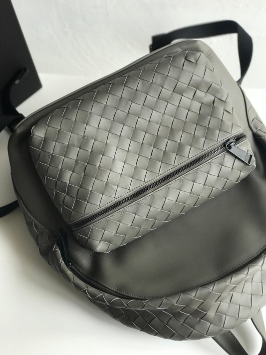 Luxury Bottega Veneta SMALL INTRECCIATO 41 BACKPACK IN CHARCOAL BLACK CALFSKIN