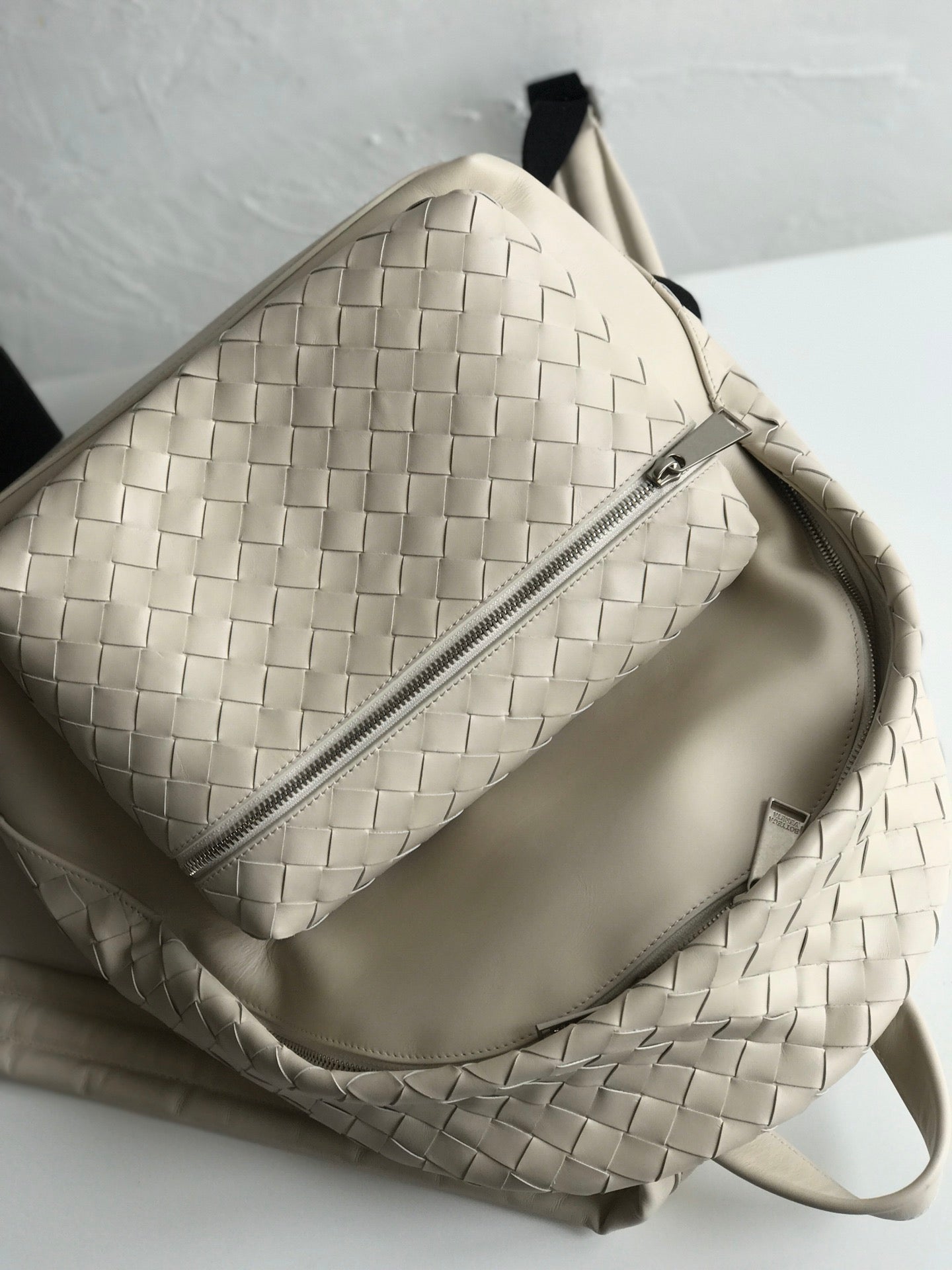Luxury Bottega Veneta SMALL INTRECCIATO 41 BACKPACK IN BEIGE CALFSKIN