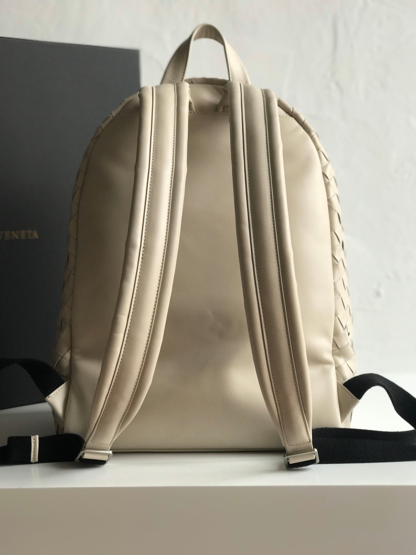 Luxury Bottega Veneta SMALL INTRECCIATO 41 BACKPACK IN BEIGE CALFSKIN