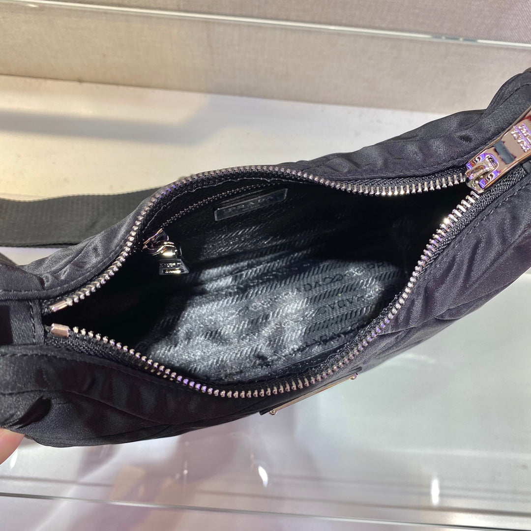 Luxury PradaHOBO BAG 24 IN BLACK TRIANGULAR QUILTED PATTERN RE-NYLON