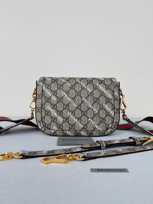 Luxury Gucci GG MINI 25 PRINTED SADDLE BAG IN EICRU BEIGE CANVAS