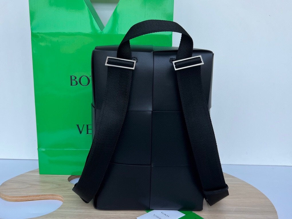 Luxury Bottega Veneta WOVEN BACKPACK 34 IN BLACK LAMBSKIN