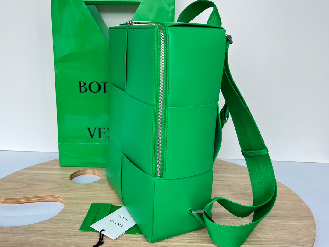 Luxury Bottega Veneta WOVEN BACKPACK 34 IN EMERALD GREEN LAMBSKIN