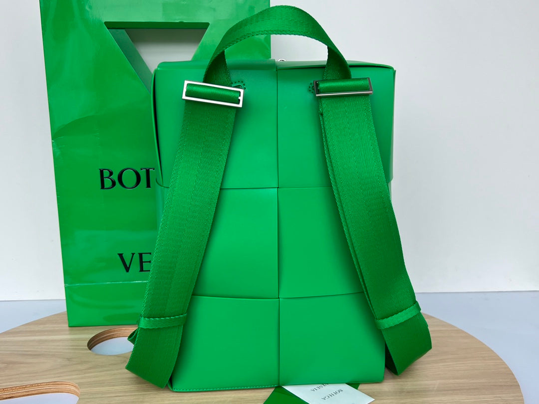 Luxury Bottega Veneta WOVEN BACKPACK 34 IN EMERALD GREEN LAMBSKIN