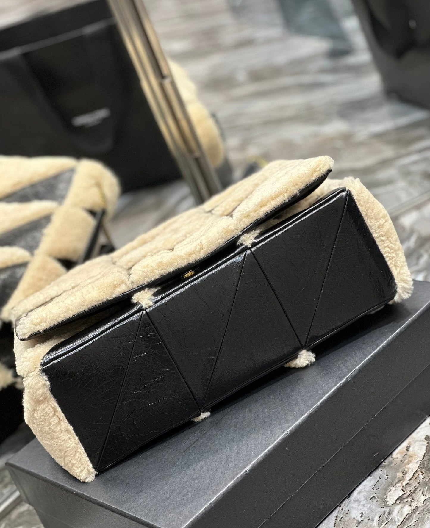 Luxury Saint Laurent JAMIE 4.3 LARGE BAG 38 IN BLACK CALFSKIN MIX BEIGE SHEARLING GOLD HARDWARE